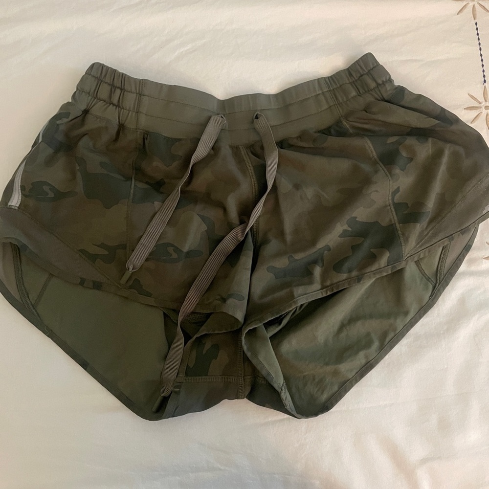 Hotty Hot Original Low Rise 4” Inseam - Size 6 - Savasana Came  - EUC